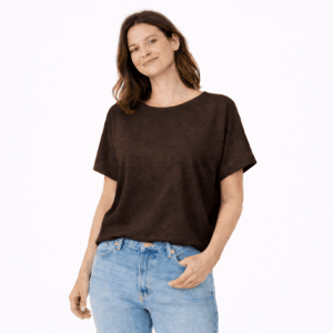 T-shirt donna in canapa 100% naturale colore marrone modello oversize Hupi, tessuto traspirante e sostenibile.