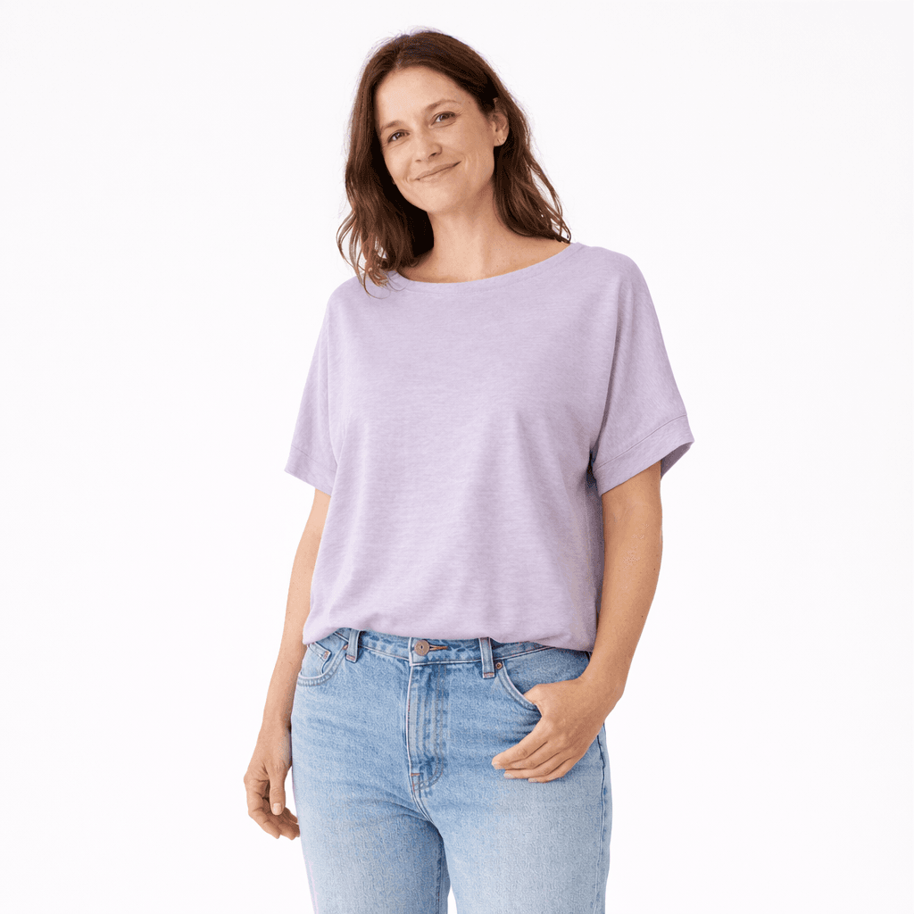 T-shirt donna in canapa 100% naturale colore lilla modello oversize Hupi, tessuto traspirante e sostenibile.